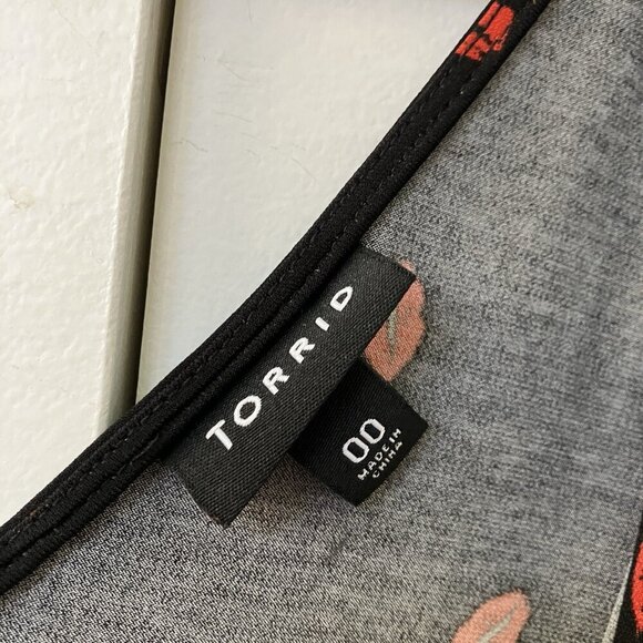 Torrid Size 00  Black Lipstick Kiss Skater Dress  V-neck EUC! - Picture 11 of 11